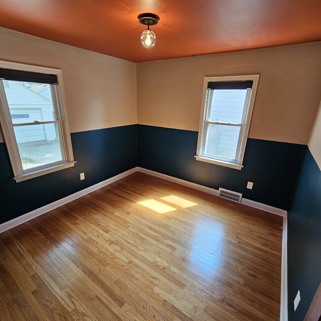 Building Photo - This charming 3-bedroom, 1.5-bathroom hous...