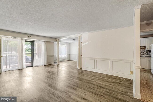 Building Photo - 205 Yoakum Pkwy