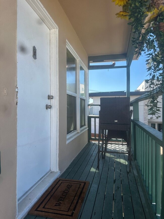 Building Photo - 947 1/2-731-32 Beryl St