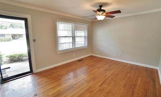 Building Photo - Charming 2 bedroom home in the center of N...