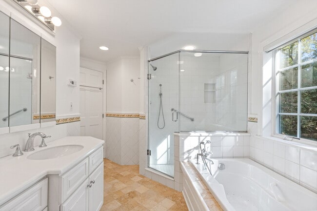 Building Photo - 18 Echo Ln