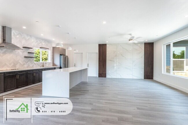 Building Photo - 1140 Redbud Dr