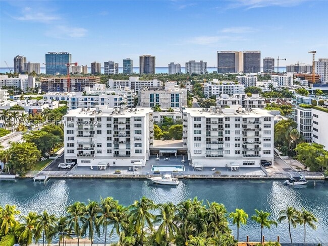 Building Photo - 10000 W Bay Harbor Dr