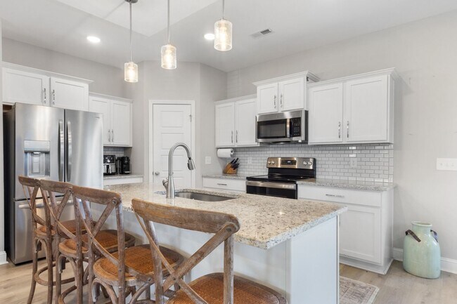 Building Photo - 5 Bedroom Pet Friendly Home For Rent!