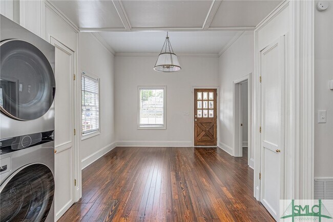 Building Photo - 405 E Anderson Ln