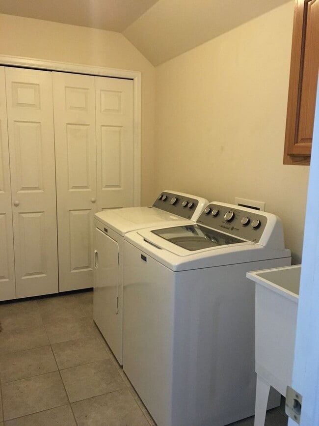 Building Photo - PET FRIENDLY 4 BEDROOM, 3 BATHROOM HOME WI...