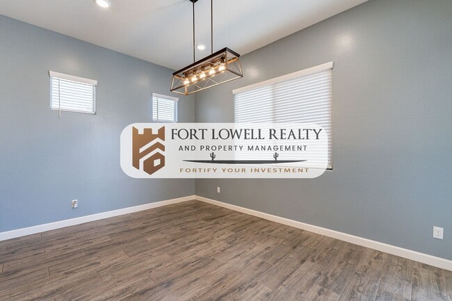 Building Photo - 3 Bedroom, 2 Bath Home near South Mountain!!