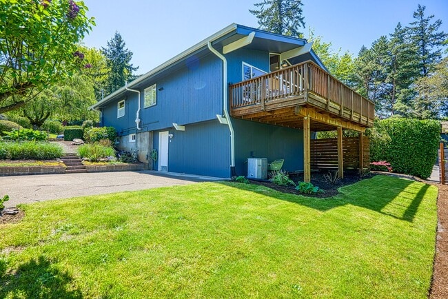 Building Photo - 4 Bed / 3 Bath in the Hallinan Neighborhood