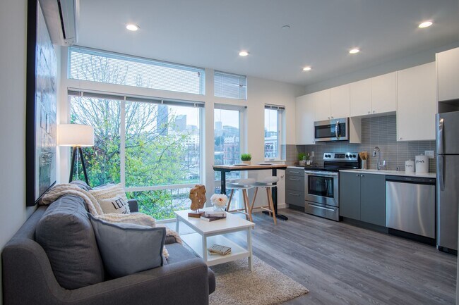 Building Photo - Modern 3BR/3BA Townhouse with Rooftop Views in Yesler Terrace
