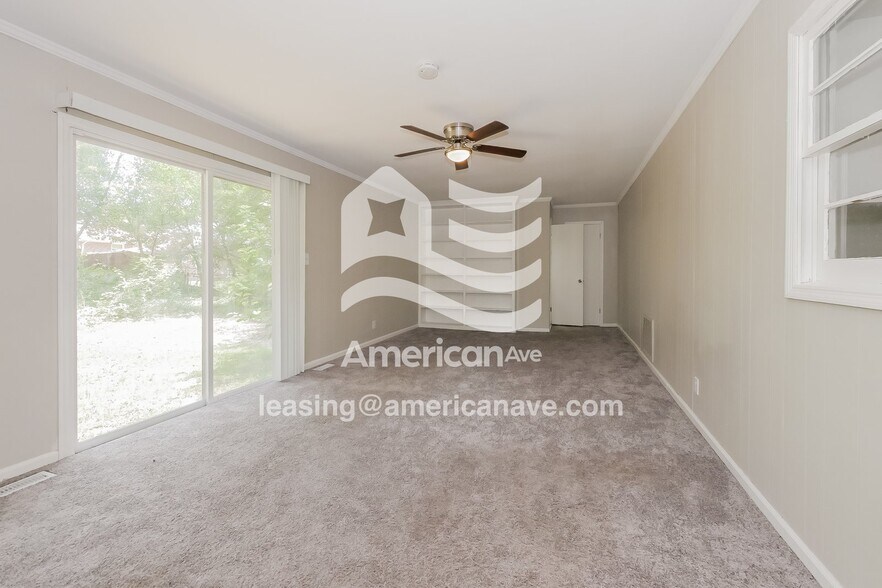 Building Photo - 3215 Commodore Dr