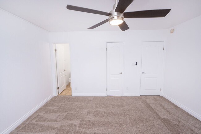 Building Photo - 2BR/1.5BA Condo! 2 parking spaces