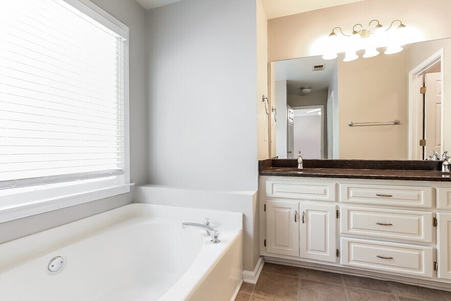 Building Photo - 2965 Lenora Springs Dr