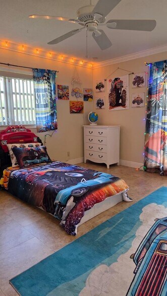 Building Photo - 4705 Holly Dr