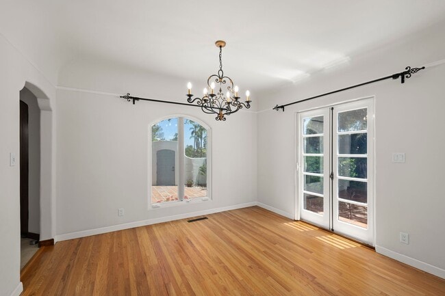 Building Photo - Kensington Exceptional Location 4Bed 3.5 Bath Private Gated Spanish Estate like property