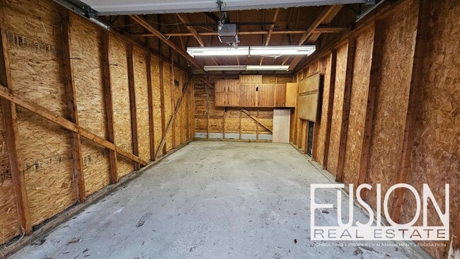 Building Photo - Bright, Spacious End-Unit Townhome in Prem...