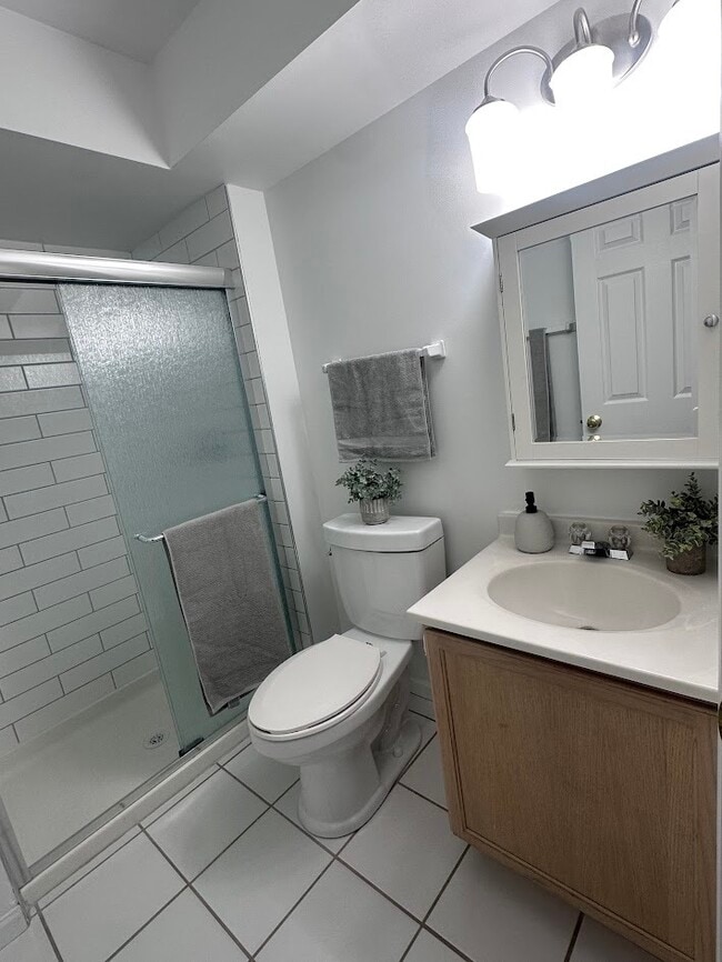 Building Photo - 234 W Ct of Shorewood