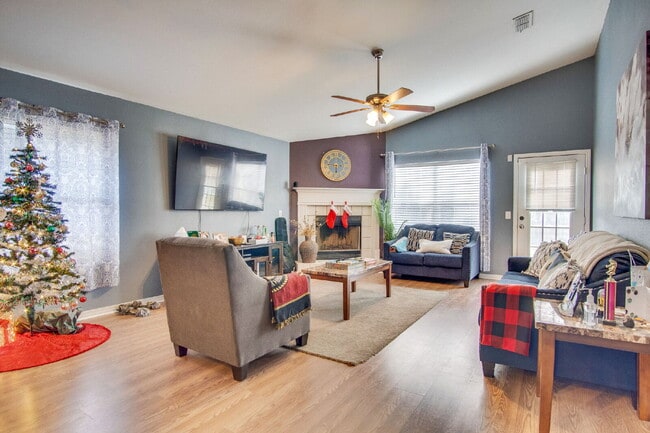 Building Photo - Move-in Special- $250 off the first month's rent.- Spacious 3 Bedroom Home Minutes from Downtown ...