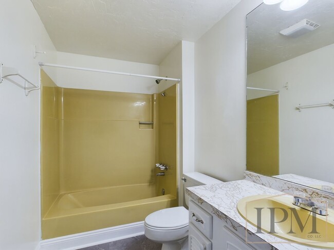 Building Photo - Recently Renovated Cozy 2 bedroom Apartmen...