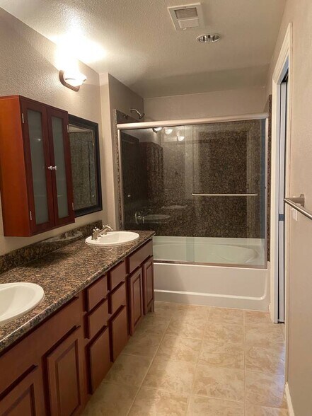 Master bathroom - 2210 Gellert Blvd