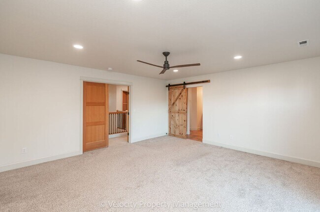 Building Photo - Beautiful NW Bend Home!