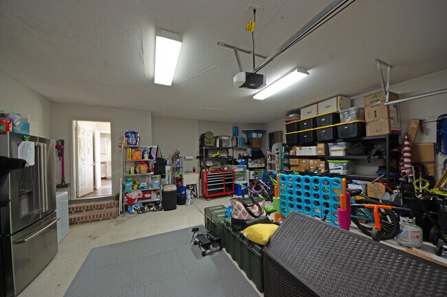Building Photo - 930 Commons Dr N