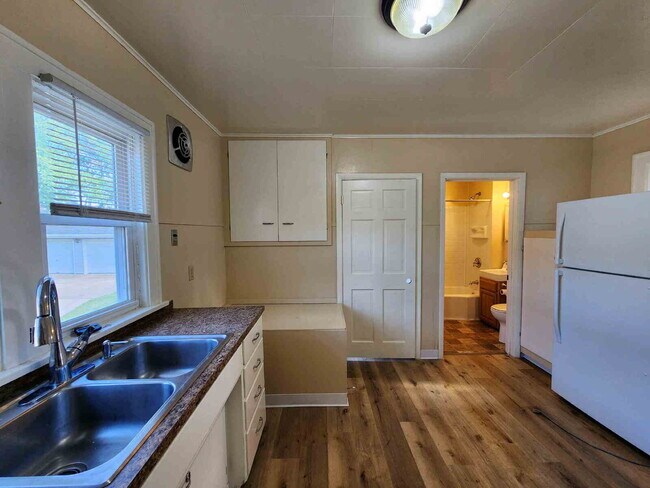 Building Photo - 3 Bedroom with Garage