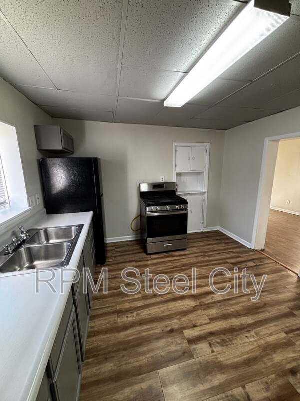 Building Photo - 927 E 1st St