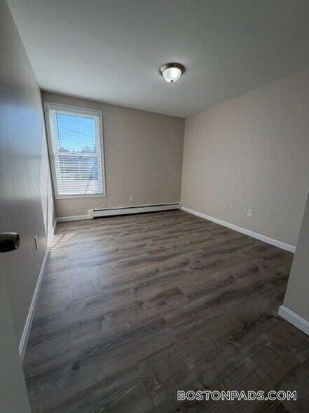 Building Photo - 663 Middle St