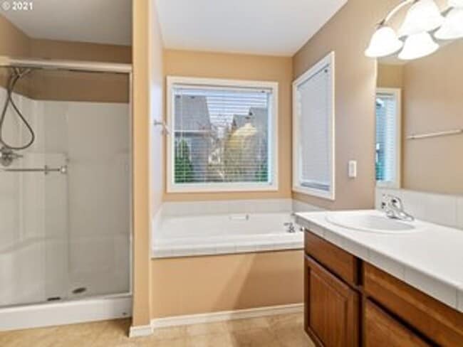 Building Photo - Happy Valley 4 Bedroom Home