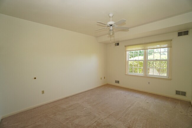Building Photo - 2445 Old Greentree Rd