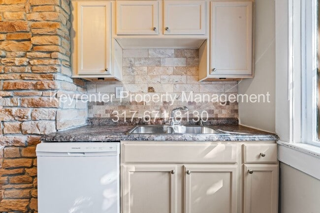 Building Photo - Charming 1 Bedroom near Noblesville High School and Downtown.