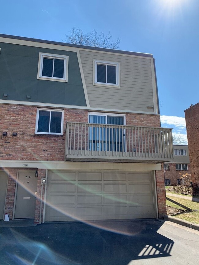 Building Photo - Spacious townhome- 3 bed/2.5ba -Community Pool! SLP- Available May 1