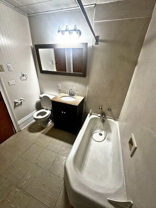 Building Photo - 704 E Thomas St