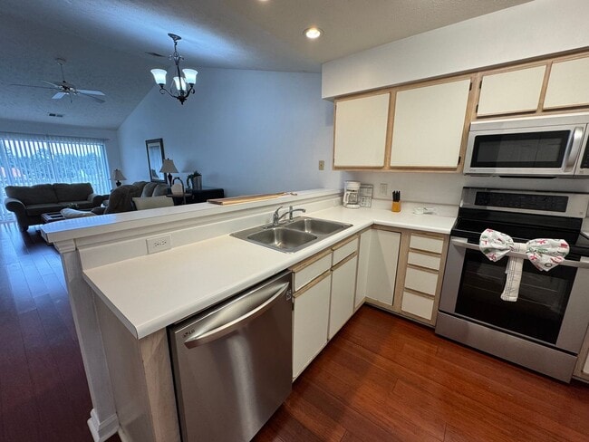 Building Photo - Myrtle Beach - 2 Bedroom / 2 Bathroom Furn...