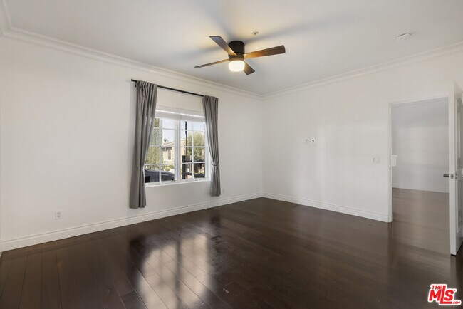 Building Photo - 851 N San Vicente Blvd