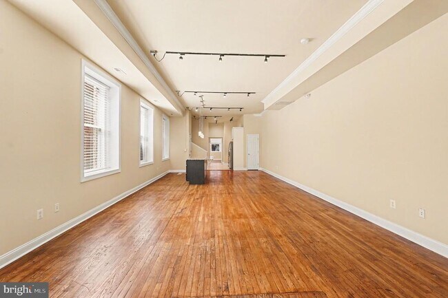 Building Photo - 338 N Charles St