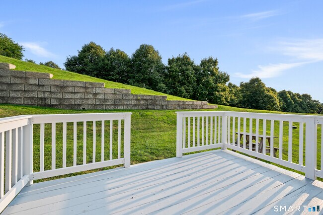 Building Photo - 5 Rolling Hills Dr