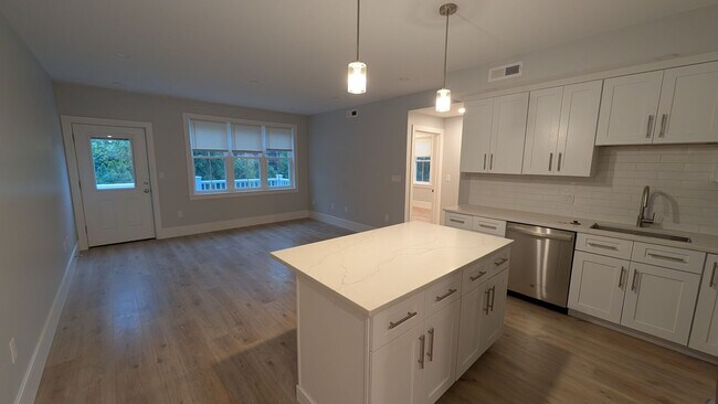 Building Photo - Brand New Unit for 8/1 - 2-Bed/2-Ba w/ Laundry in Unit