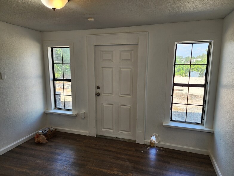 Building Photo - 1008 Maltby Ave