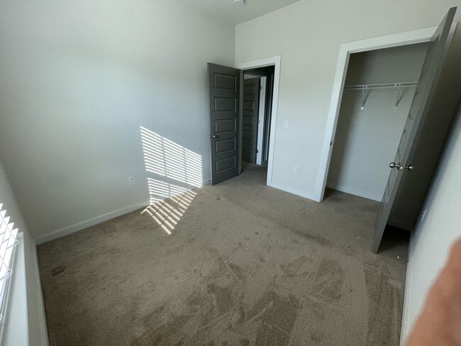 Building Photo - 681 W Vincent Dr