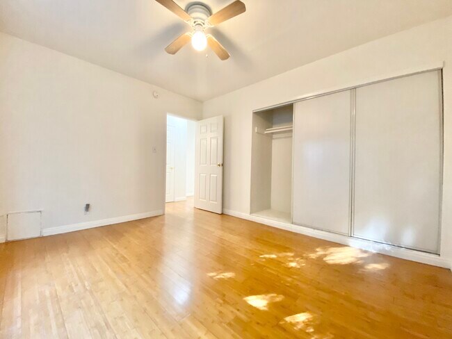 Building Photo - 422 S Coronado St