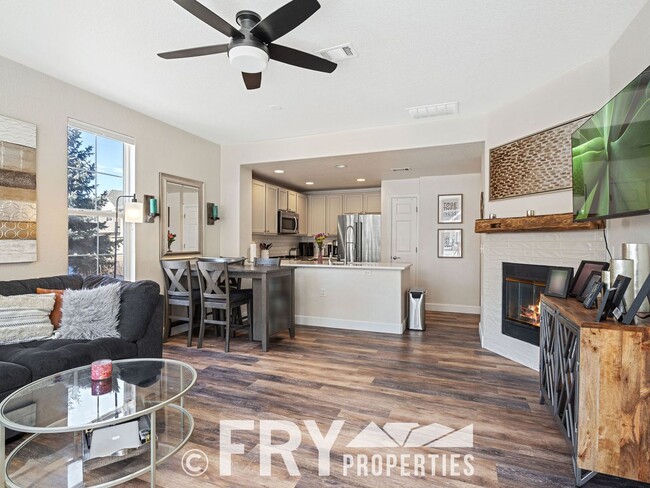Building Photo - Beautiful Townhome in a Great Location