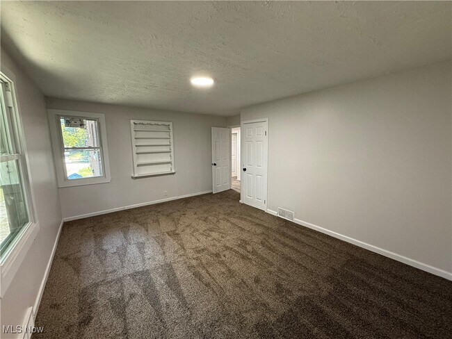 Building Photo - 833 Work Dr