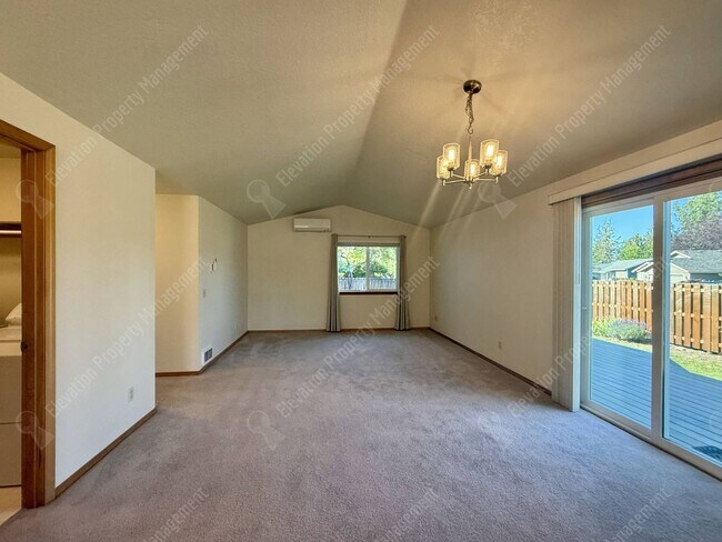 Building Photo - Single-Level Living in a Prime NE Bend Location