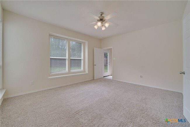 Building Photo - 121 Park Ln