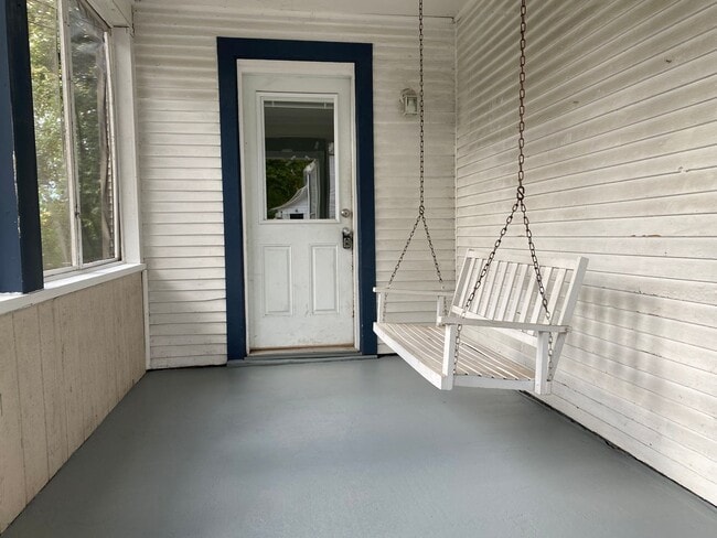 Building Photo - Recently Remodeled Home Close to Medical M...