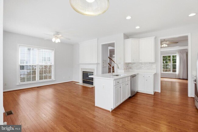 Building Photo - 6137 Manchester Park Cir