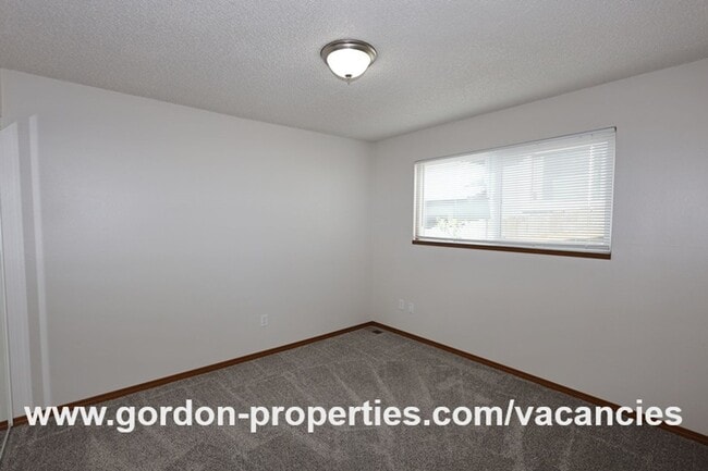Building Photo - Webster Rd - Gladstone 2 bedroom duplex