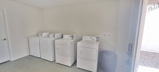 Building Photo - NEWER LUXURY ONE BEDROOM APARTMENT FULLY F...