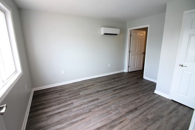 Building Photo - Willow Oak